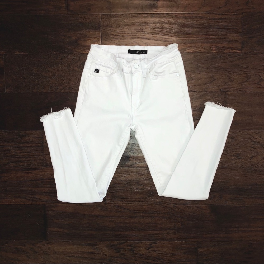 KanCan white skinny pants with frayed hem. Size 25